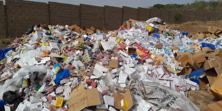 Siguiri : la lutte contre la vente illicite des faux médicaments se poursuit