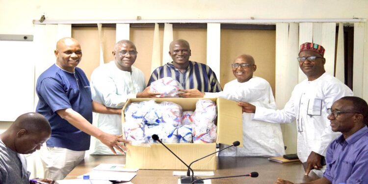 Guinée/football : remise des ballons aux clubs participants au championnat U17