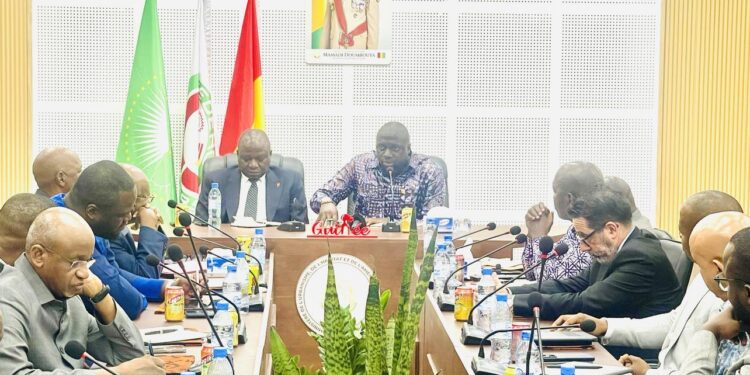 Guinée : le ministre Mory Condé face aux entreprises minières pour la construction de leurs sièges