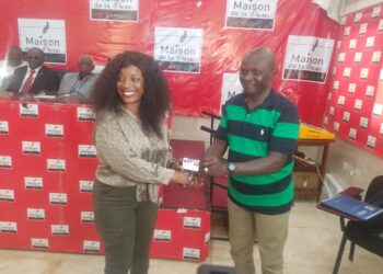 AIPS Guinée procède à la remise des cartes professionnelles de médias à ses membres