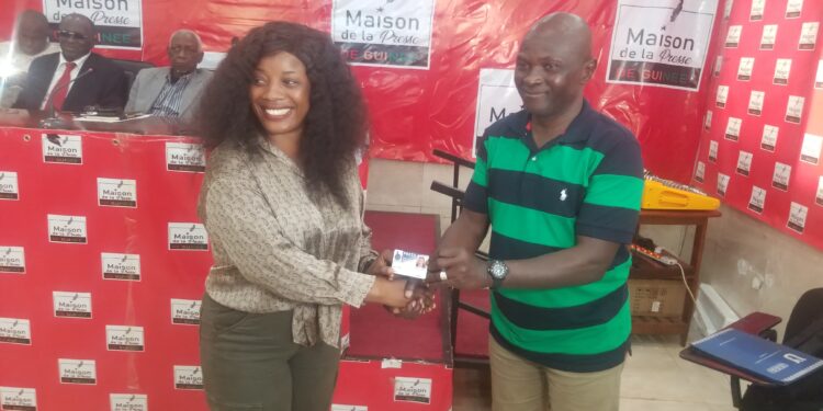 AIPS Guinée procède à la remise des cartes professionnelles de médias à ses membres