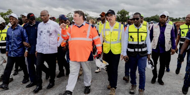 Dubreka : le premier ministre sur le chantier du pont unique de Tanéné ( fleuve Konkouré)