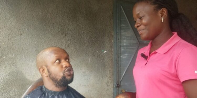 Loupe-sur elle : à la rencontre de Catherine Dédé Beavogui coiffeuse d’hommes