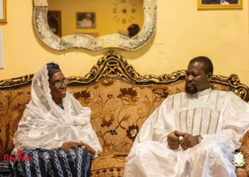 Conakry /minière : le Gal Doumbouya rend visite à Hadja Mariama Sow ancienne présidente des femmes révolutionnaires de Guinée