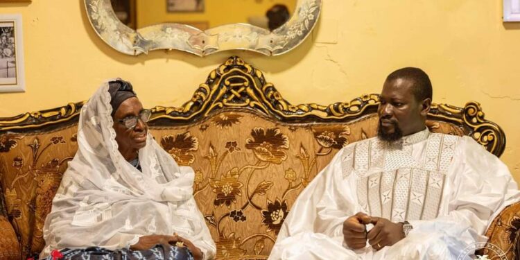 Conakry /minière : le Gal Doumbouya rend visite à Hadja Mariama Sow ancienne présidente des femmes révolutionnaires de Guinée