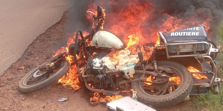 Labé : Un policier agressé par des jeunes à Hafia, sa moto de service incendiée