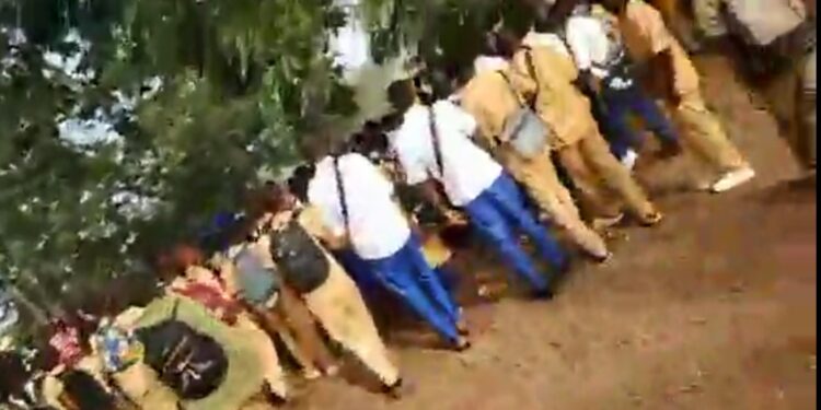 Tougué/manque d’enseignants : une décision des autorités scolaires contestée par les élèves