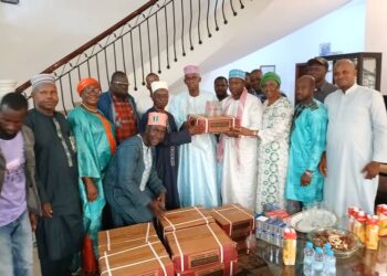 Levée de fonds pour améliorer le système éducatif de Tougué : l’AJSDT offre 2400 cahiers et plusieurs stylos