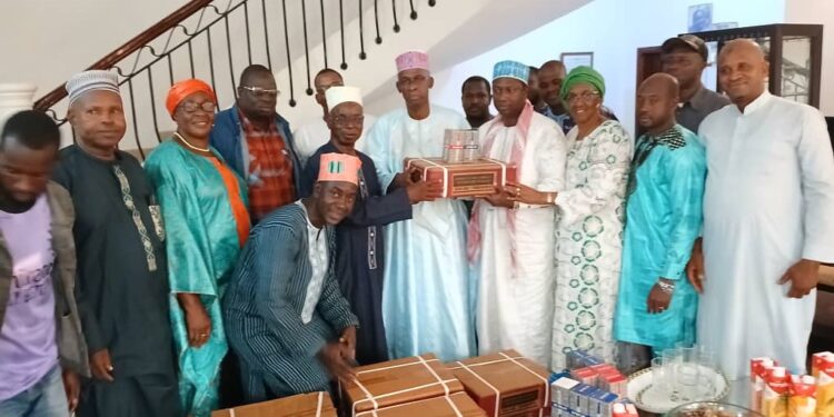 Levée de fonds pour améliorer le système éducatif de Tougué : l’AJSDT offre 2400 cahiers et plusieurs stylos