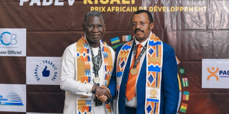 Le Guinéen Ahmed Kanté reçoit le « Prix du Mérite et de l’Excellence » à Kigali lors de l’Africa Business Forum
