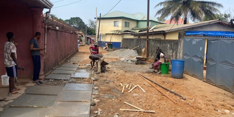 Conakry/ Kaporo : Pépé Francis Haba prend l’initiative de bétonner une ruelle de son secteur 