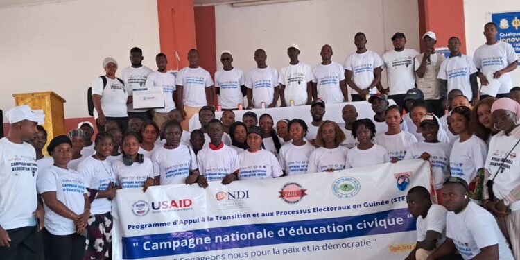 Élections apaisées en Guinée : des acteurs de la société civile de Coyah enseignent des jeunes les bonnes pratiques