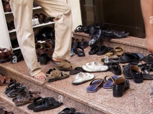 Vols de chaussures dans les mosquées de Conakry : un phénomène inquiétant pendant les heures de prière