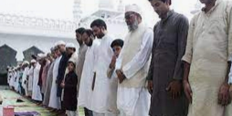 Les Musulmans et la Position des Bras en Prière : Une Divergence Interprétative