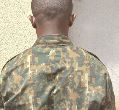Arrestation d’un homme en Possession d’Armes: un civil présenté à la presse