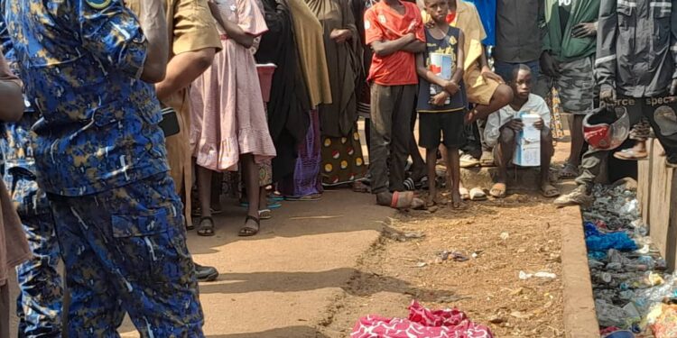 Conakry : Une mère sans cœur abandonne son bébé dans un bac à ordures au quartier Dar es Salam 3