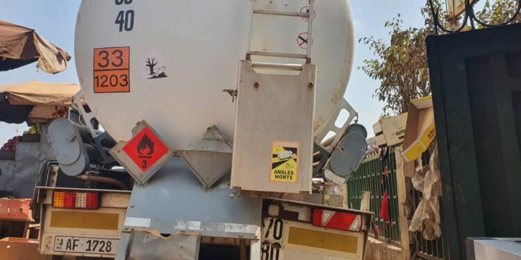 Tension à la cimenterie : altercation entre la douane et la police autour d’un camion-citerne