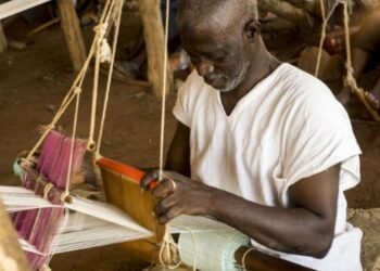 Le Cri d’Alerte des Tisserands de Moyenne Guinée : Un Patrimoine Millénaire Menacé d’Oubli