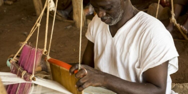 Le Cri d’Alerte des Tisserands de Moyenne Guinée : Un Patrimoine Millénaire Menacé d’Oubli