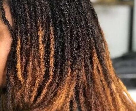 Le Retour des Locs Féminins : Une Tendance Qui Prend de l’Essor à Conakry