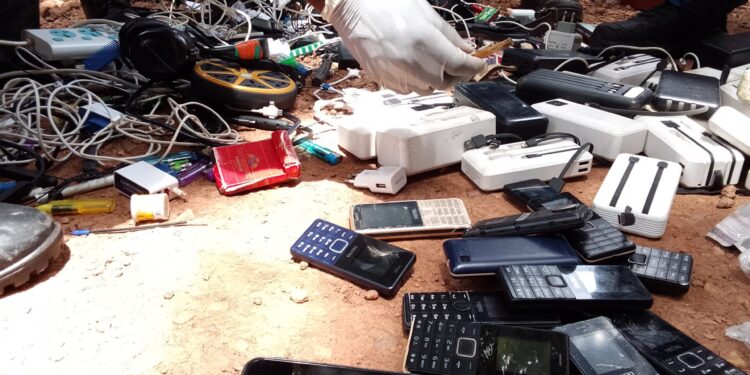 Siguiri : Descente musclée à la prison – le procureur découvre téléphones, drogue et complicités suspectes !