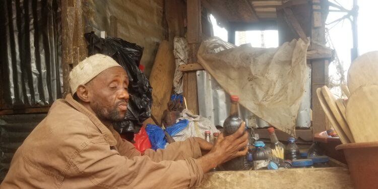 Aveugle, mais Gardien de l’Encre : Le Combat Silencieux d’un Artisan Hors du Temps