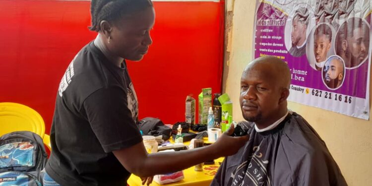 FAR 2025 : La jeune coiffeuse Catherine Dédé Beavogui, révélation artistique de la 8e édition des Arts et du Rire à Labé