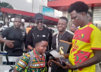 Festival REVE à Grand-Bassam : l’humoriste guinéen Satina décroche un trophée et le dédie à Mamadou Thug