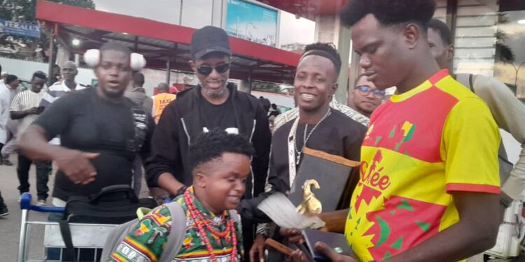 Festival REVE à Grand-Bassam : l’humoriste guinéen Satina décroche un trophée et le dédie à Mamadou Thug