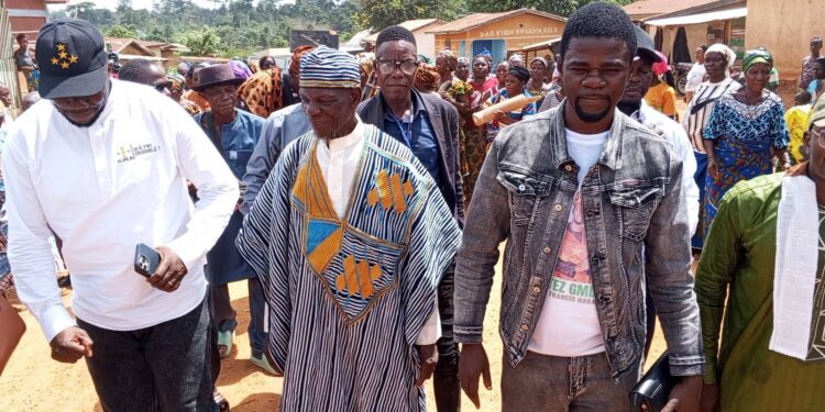 N’zérékoré : Pépé Francis Haba reçoit un accueil triomphal à Gbottoye en pleine campagne législative