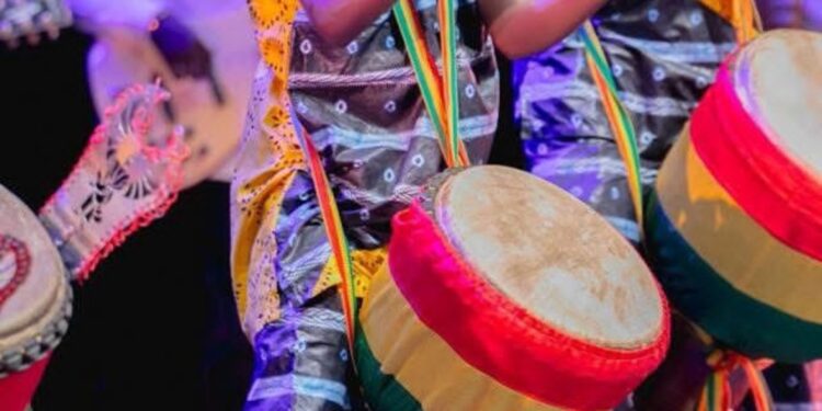 Guinée : des acteurs culturels appellent à bannir les tissus « Faré Yaré » pour protéger le patrimoine textile national