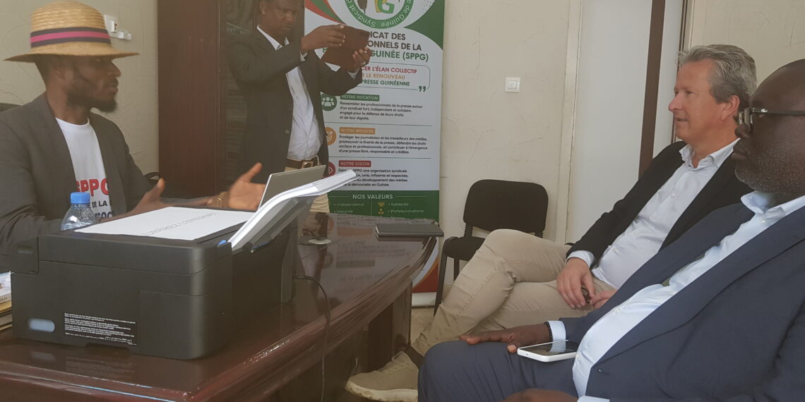 Guinée : le président de la FIDH en visite au SPPG, la liberté de la presse au cœur des échanges