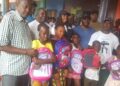 À Conakry, l’ONG Aide & Moi distribue des kits scolaires à 150 enfants de Wannidara Rails