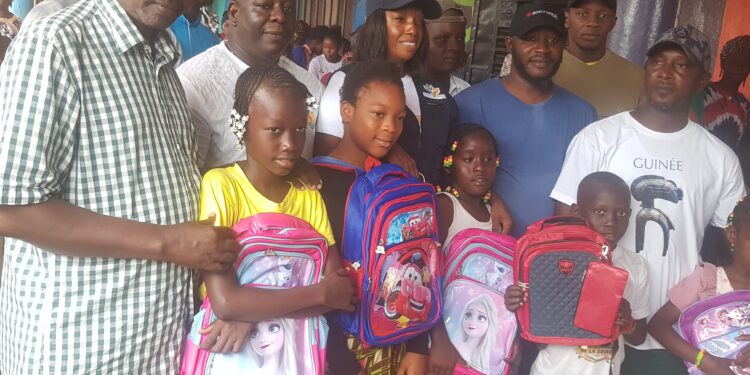 À Conakry, l’ONG Aide & Moi distribue des kits scolaires à 150 enfants de Wannidara Rails