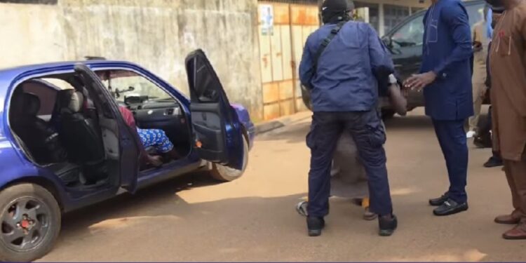 Conakry : découverte de deux corps sans vie dans une Nissan à Petit Simbaya