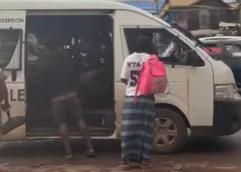 Guinée : un véhicule pénitentiaire transformé en taxi, le ministère de la Justice sort le carton rouge !