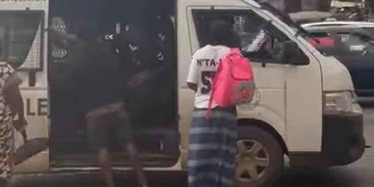 Guinée : un véhicule pénitentiaire transformé en taxi, le ministère de la Justice sort le carton rouge !