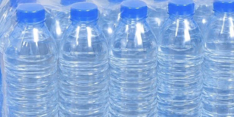 Guinée : de nouveaux prix plafonds fixés pour l’eau minérale et minéralisée